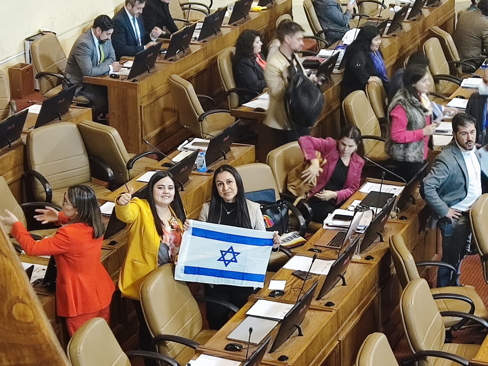 Diputadas del Partido Social Cristiano levantan bandera de Israel en la Cámara
