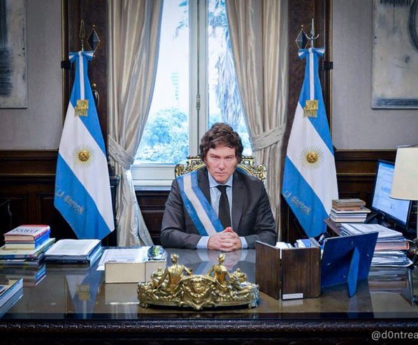 Javier Milei arrasa en Argentina y es el futuro presidente trasandino Reacciones en Chile frente al triunfo del libertario