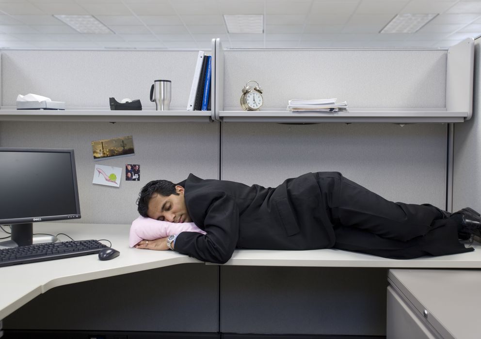 ¿Dormir en la oficina?: beneficios de tomar una siesta en el trabajo