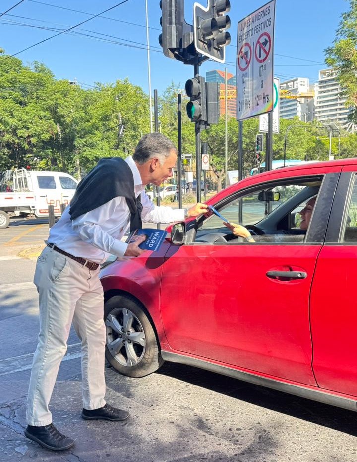 Candidato Carlos Ward inicia maratónica jornada de 24 horas volanteando: “Lo que alejó a la gente de la política es que los políticos dejaron de estar en la calle”